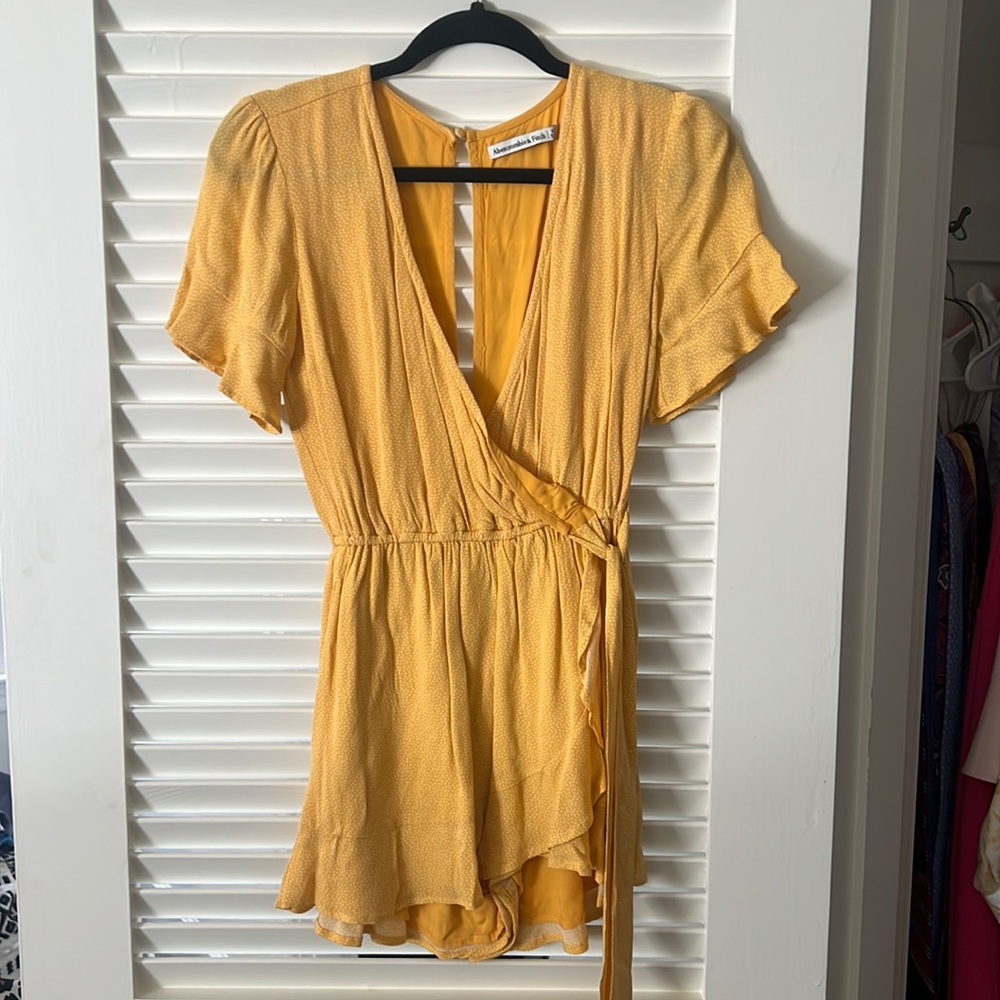 Abercrombie & Fitch Yellow romper with little white detail. New with tags. XS